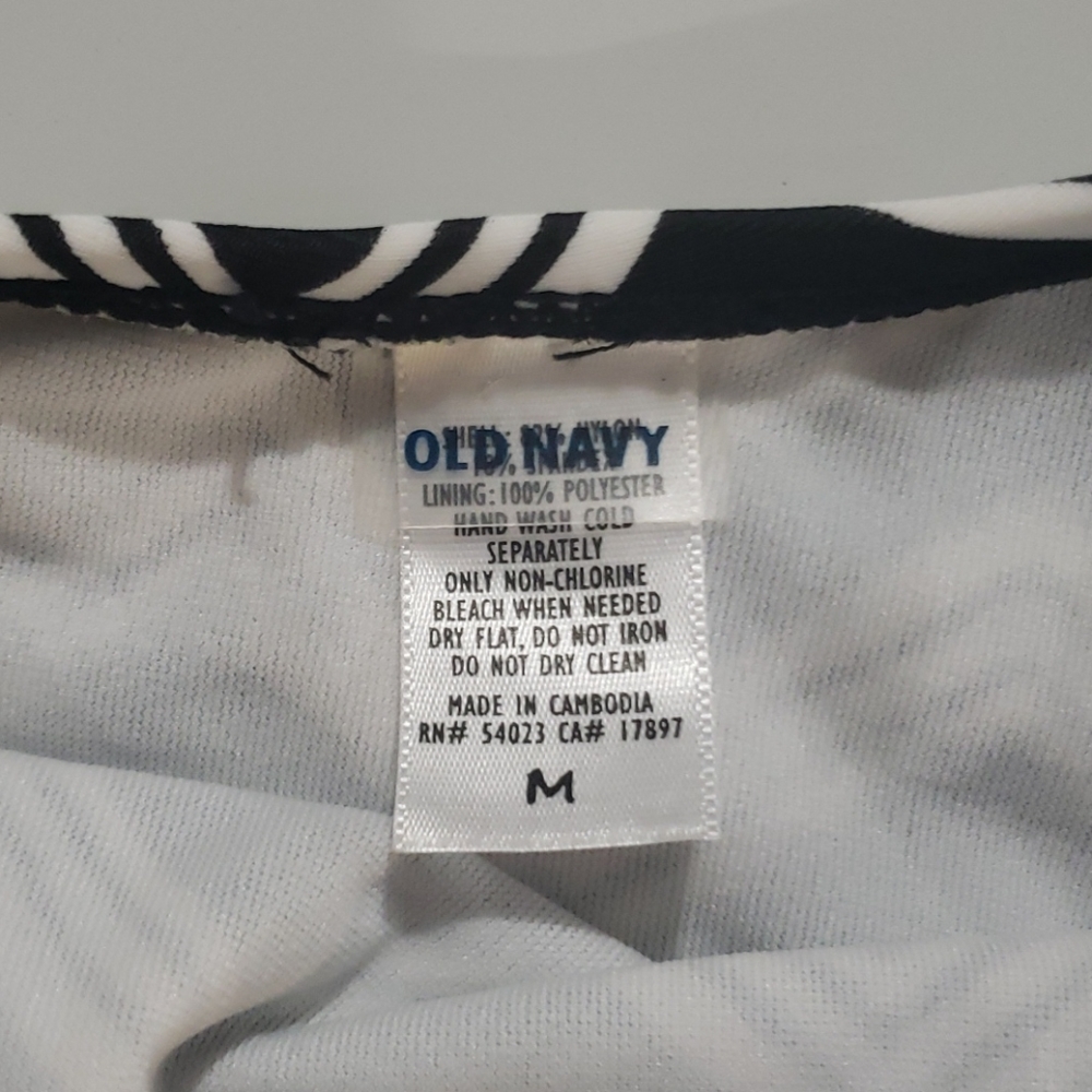 Old Navy Black & White One Piece Swimsuit Sz M - Picture 2 of 3